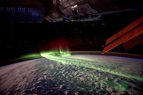 Imagem da aurora austral, que ilumina o céu no sul do planeta, tirada pelo astronauta da estação espacial, Andre Kuipers.